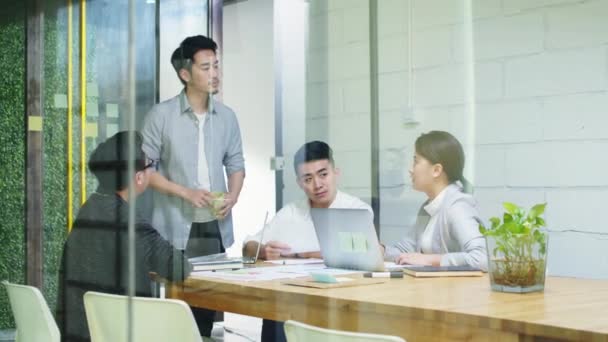 Groupe Jeunes Entrepreneurs Asiatiques Réunion Bureau Discuter Plan Affaires — Video