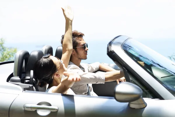 Asiatisches Paar fährt im Cabrio — Stockfoto