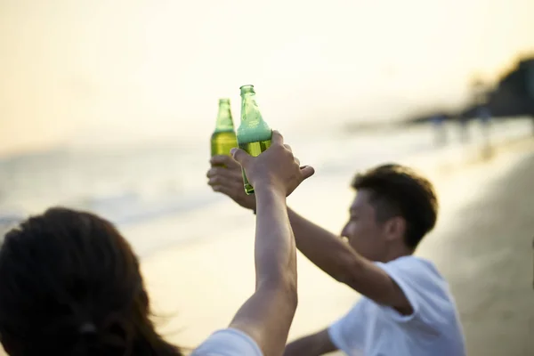 Dois Jovens Asiáticos Adultos Homens Bebendo Cerveja Clicando Garrafas Torrefação — Fotografia de Stock