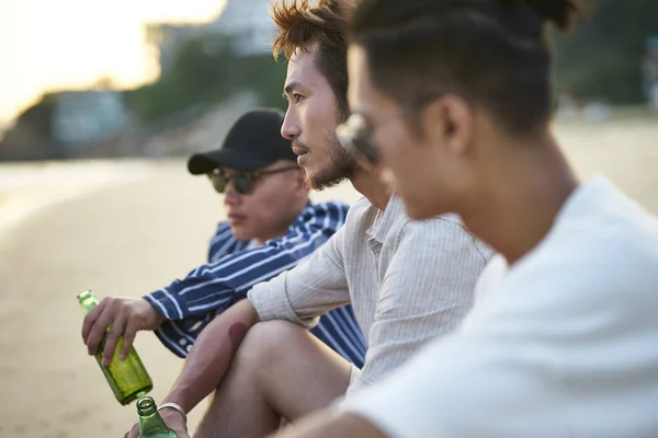 Asian adult men drinking beer on beach — Stock Photo, Image