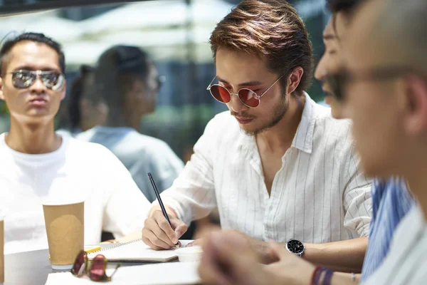 Aziatische College studenten samen studeren buitenshuis — Stockfoto