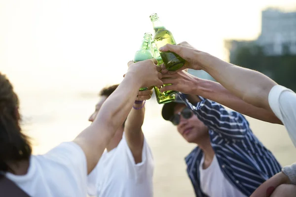Jovem asiático adulto homens beber cerveja e brindar na praia — Fotografia de Stock