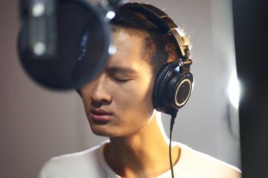 genç asyalı müzisyen stüdyoda şarkı lar kayıt
