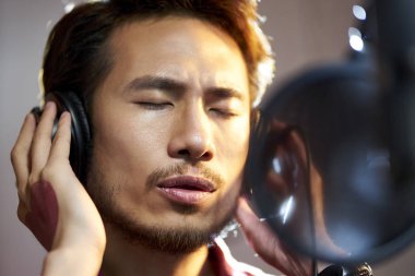 genç asyalı müzisyen stüdyoda şarkı lar kayıt