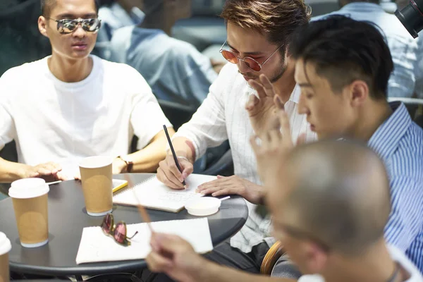 Aziatische College studenten samen studeren buitenshuis — Stockfoto