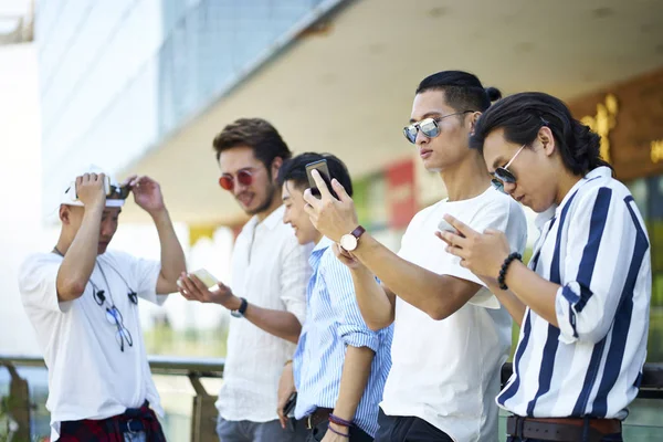 Joven asiático adulto hombres colgando fuera juntos — Foto de Stock