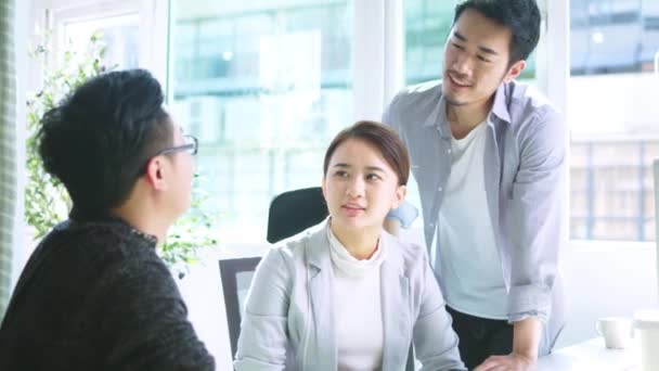 Zwei Asiatische Geschäftsmänner Und Eine Geschäftsfrau Treffen Sich Büro — Stockvideo