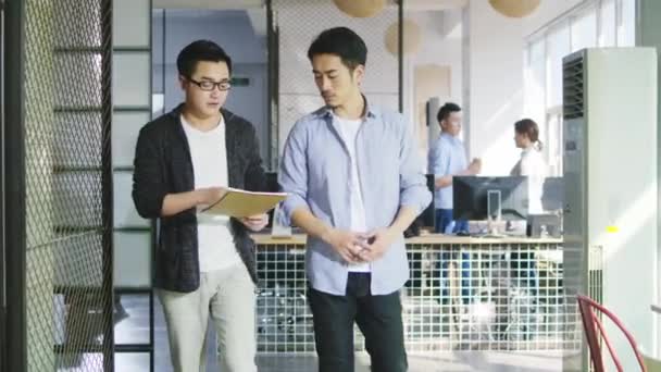 Deux Jeunes Asiatique Bureau Travailleur Discuter Entreprise Tout Marchant Dans — Video