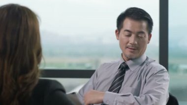 asyalı kurumsal yönetici bir kadın iş arkadaşı veya ast ile yüz yüze konuşurken. 