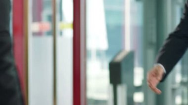 asansör alanında el sıkışma tebrik toplantı iş adamları