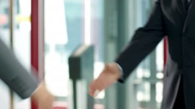 asansör alanında el sıkışma tebrik toplantı iş adamları