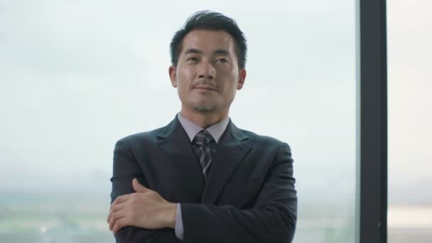 Fundersam Asiatiska Corporate Executive Stående Tänkande Vid Fönstret — Stockvideo