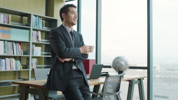 Asiatico Uomo Affari Pensando Ufficio Con Tazza Caffè Mano — Video Stock