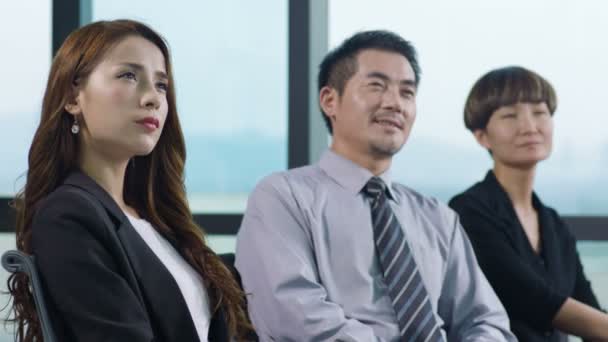 Asiático Executivos Corporativos Ouvindo Discurso Apresentação — Vídeo de Stock
