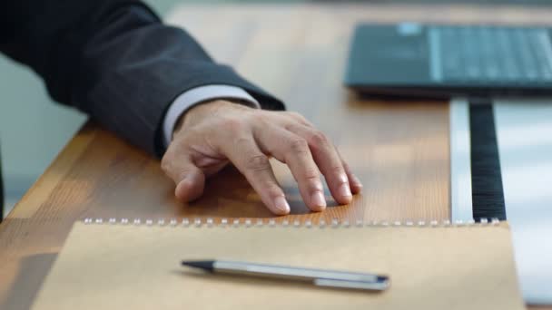 Пальцы Созерцательного Бизнесмена Стучащего Поверхности Рисующего Круги Столе — стоковое видео