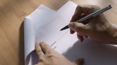 Bir işadamının elleri belgeye imzasını atıyor..