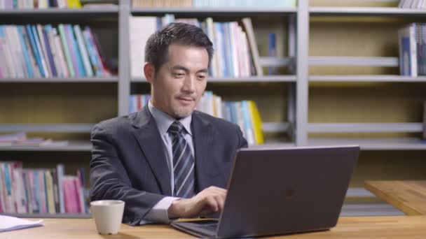 Azjatycki Korporacyjny Dyrektor Wykonawczy Pracujący Biurze — Wideo stockowe