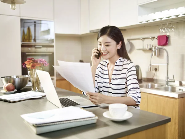 Joven mujer asiática trabajando en casa — Foto de Stock