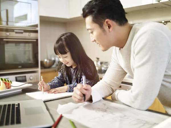 Asiatico uomo lavoro a casa mentre presa cura di figlia — Foto Stock