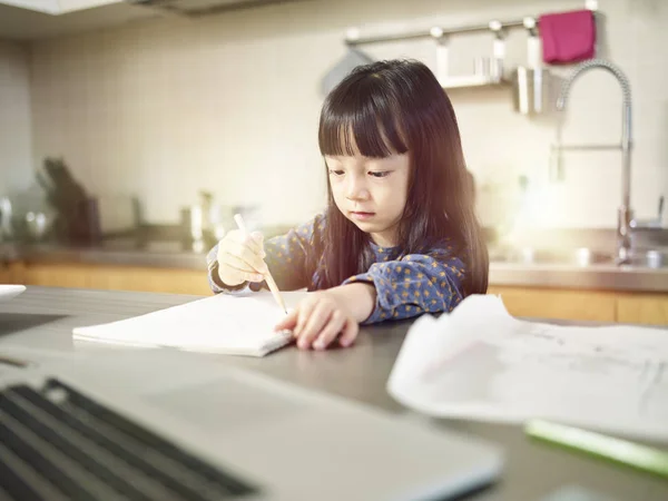 Klein aziatisch meisje tekening met een potlood — Stockfoto