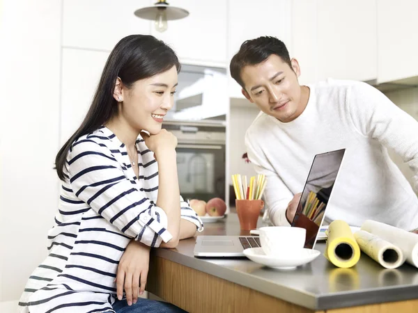 Junge asiatische Pärchen arbeiten zu Hause — Stockfoto