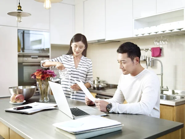 Giovane asiatico uomo working a home — Foto Stock