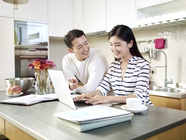 Junge asiatische Paare arbeiten von zu Hause aus — Stockfoto