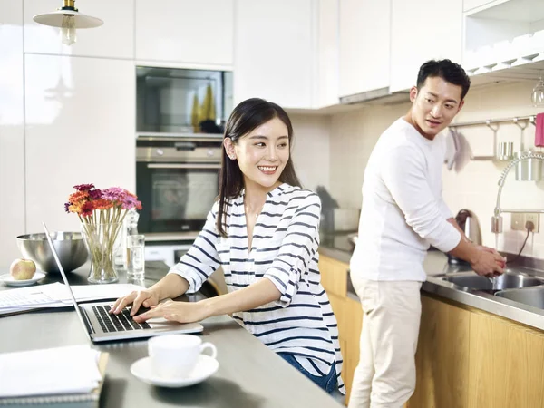 Jonge Aziatische vrouw werken vanuit huis — Stockfoto