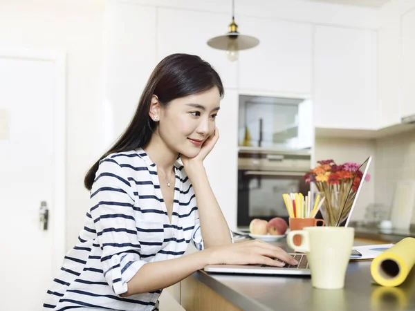 Mladá asijská žena pracující z domova — Stock fotografie