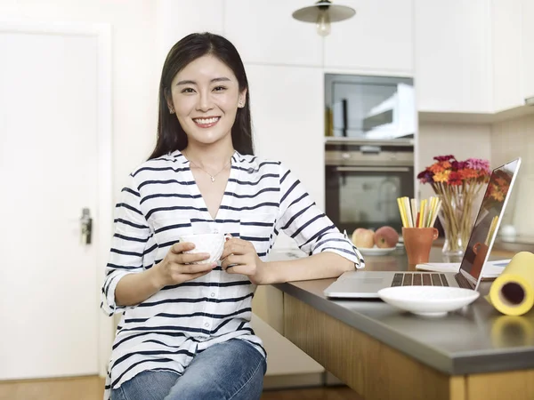 Fiatal ázsiai nő, munka otthonról — Stock Fotó