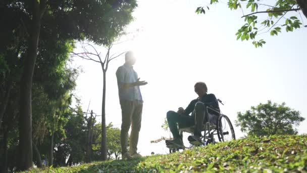 Ásia Adulto Filho Cadeira Rodas Obrigado Sênior Pai Falando Bate — Vídeo de Stock