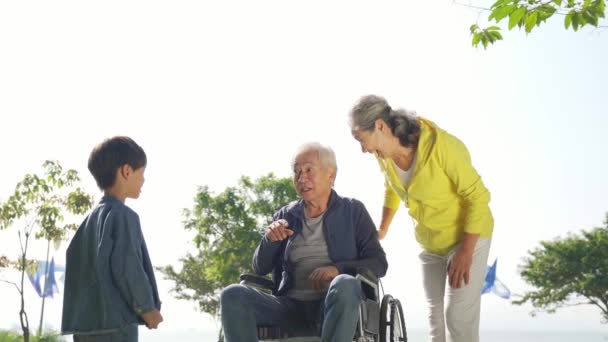 Asiatisk Mormor Morfar Och Sonson Kul Att Spela Chatta Utomhus — Stockvideo