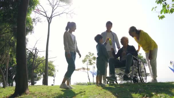 Trois Génération Asiatique Famille Profiter Activité Plein Air Dans Parc — Video