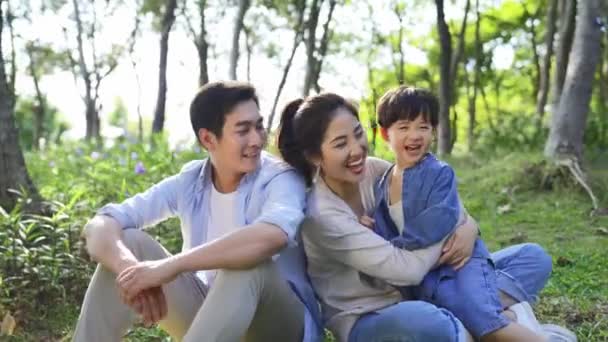 若いアジアの両親と子供たちが森の中で自然を楽しむ — ストック動画