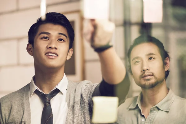 Две Азиатские Малая Компания Бизнесмены Молодые Предприниматели Meeing Обсуждая Офисе — стоковое фото