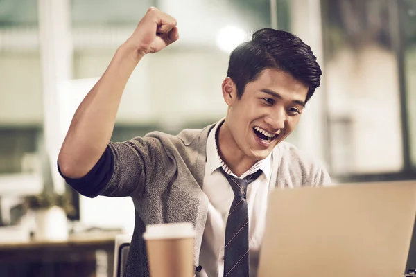 Jovem Asiático Empresário Acenando Punho Celebrando Sucesso Olhar Para Laptop — Fotografia de Stock