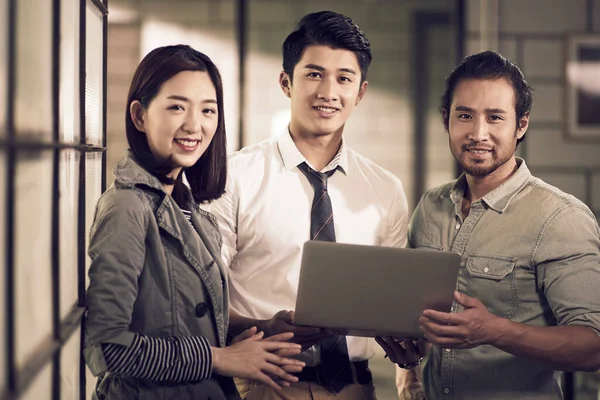 Портрет Группы Трех Успешных Азиатских Бизнесменов Предпринимателей Стоящих Офисе Смотрящих — стоковое фото