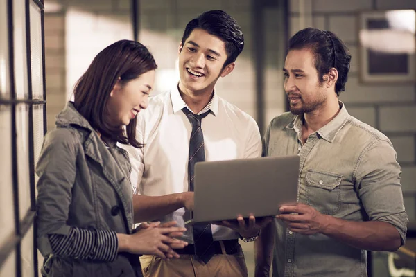 Ein Team Von Drei Jungen Asiatischen Geschäftsleuten Unternehmer Die Eine — Stockfoto