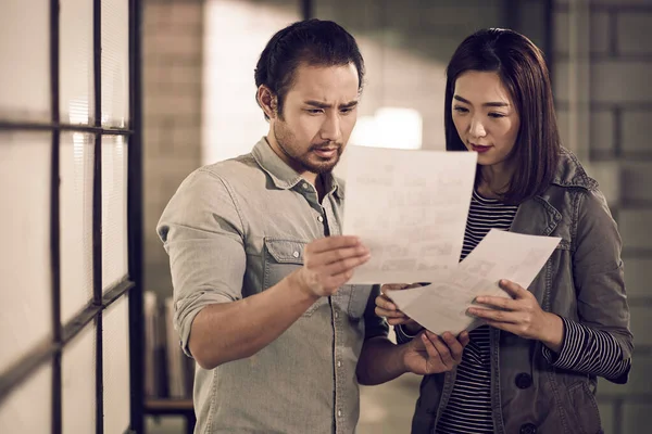 Junge Asiatische Unternehmer Geschäftsmann Und Geschäftsfrau Betrachten Ein Dokument Mit — Stockfoto