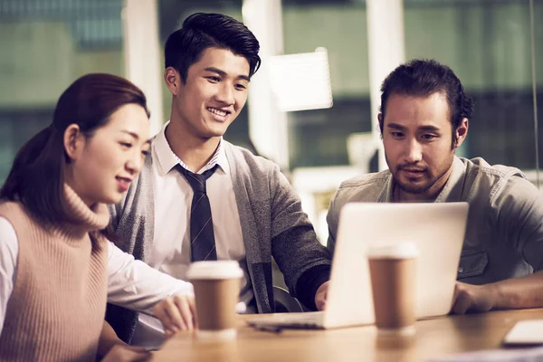 Equipo Tres Jóvenes Empresarios Asiáticos Reúnen Oficina Teniendo Una Discusión —  Fotos de Stock