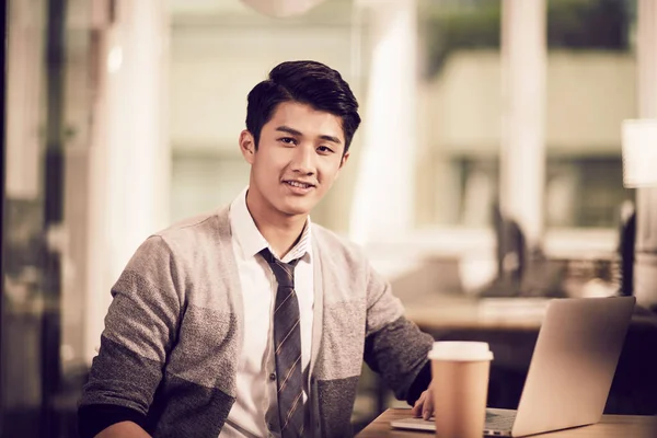 Masada Oturmuş Gülümseyen Kameraya Bakan Başarılı Genç Asyalı Adamının Portresi — Stok fotoğraf