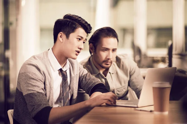 Dois Jovens Empresários Asiáticos Empresários Trabalhando Juntos Escritório Usando Computador — Fotografia de Stock