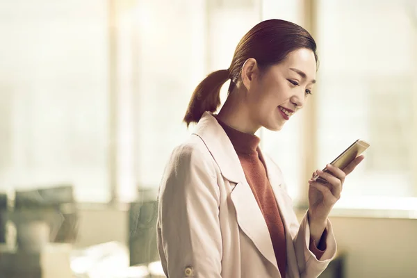 Jong Aziatische Zakenvrouw Ondernemer Controleren Sms Berichten Met Behulp Van — Stockfoto