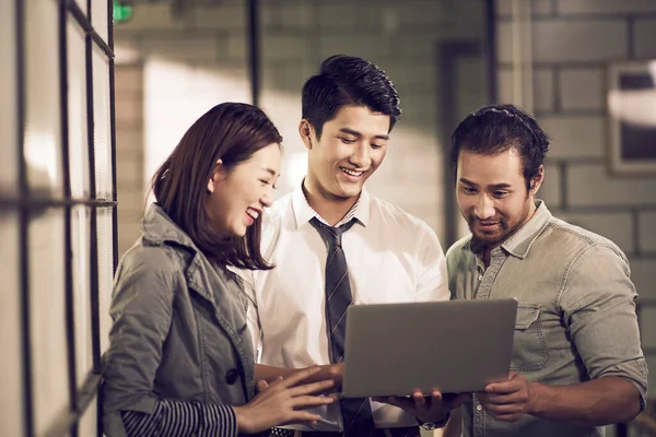 Ein Team Von Drei Jungen Asiatischen Unternehmern Die Gemeinsam Büro — Stockfoto