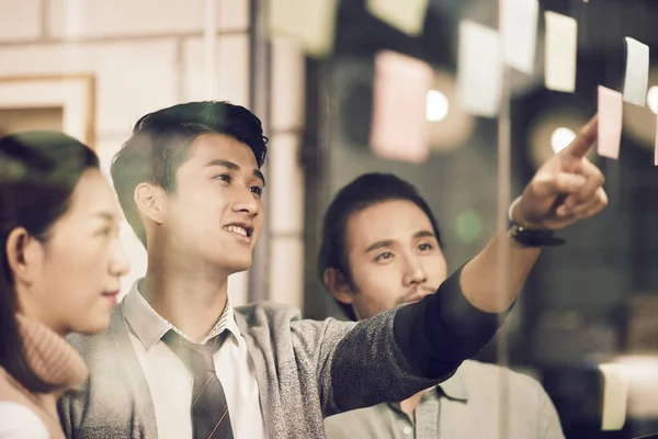 Three Asian Small Company Businesspeople Young Entrepreneurs Meeing Discussing Office — Stock Photo, Image