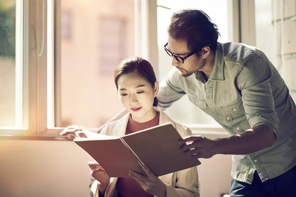 Två Asiatiska Affärsmän Arbetar Tillsammans Ämbetet Tittar Bärbar Dator — Stockfoto