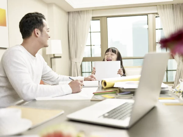 Jong Aziatische Man Freelance Ontwerper Verzorgen Van Kind Tijdens Het — Stockfoto