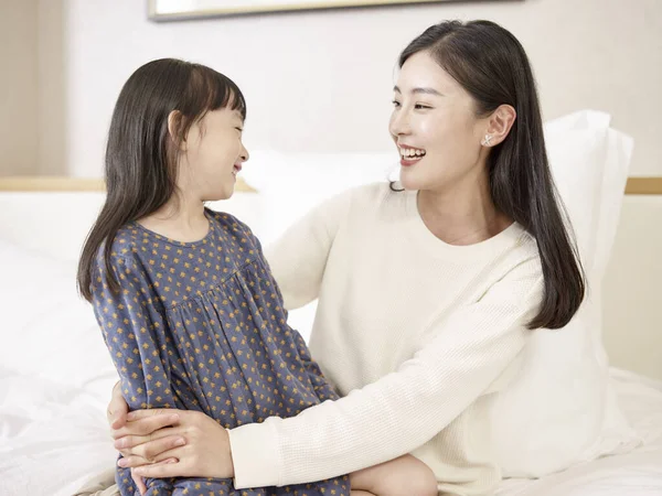 Jong Aziatisch Moeder Elementaire Leeftijd Dochter Zitten Bed Ontspannen Spelen — Stockfoto