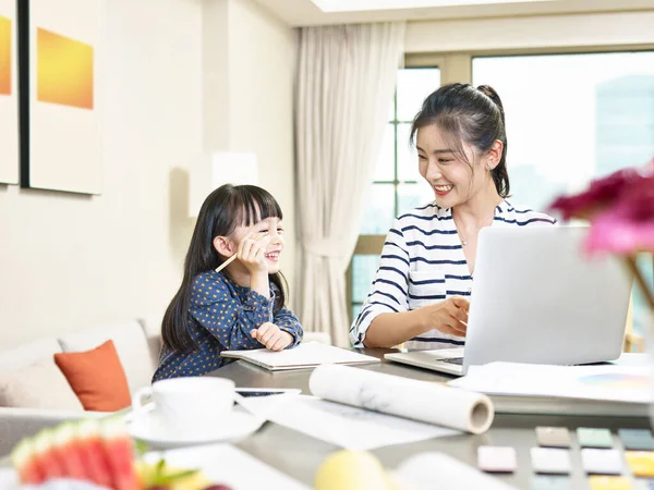 Jong Aziatische Ontwerper Moeder Werken Vanuit Huis Met Behulp Van — Stockfoto