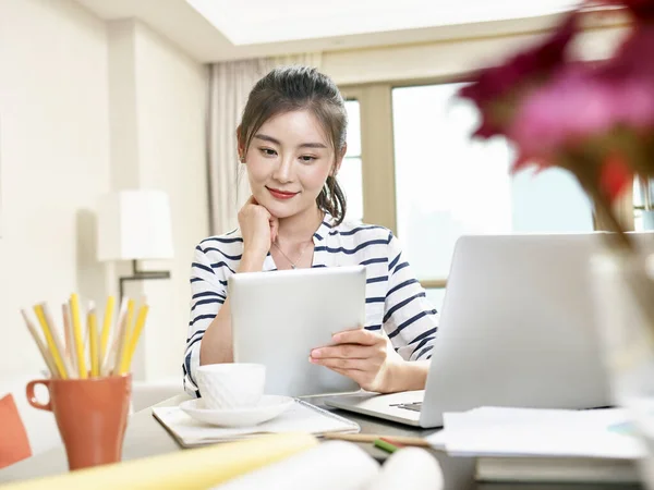 Joven Asiático Negocios Mujer Trabajando Casa Usando Portátil Ordenador Digital — Foto de Stock